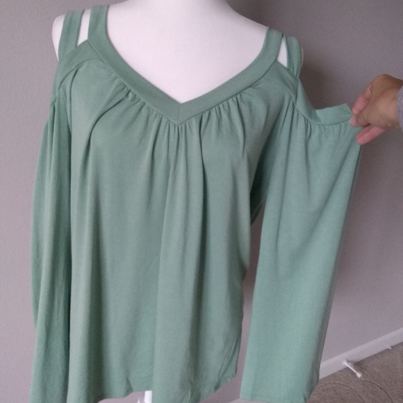Wrangler Tops - NWT Wrangler open shoulder, long sleeve, top